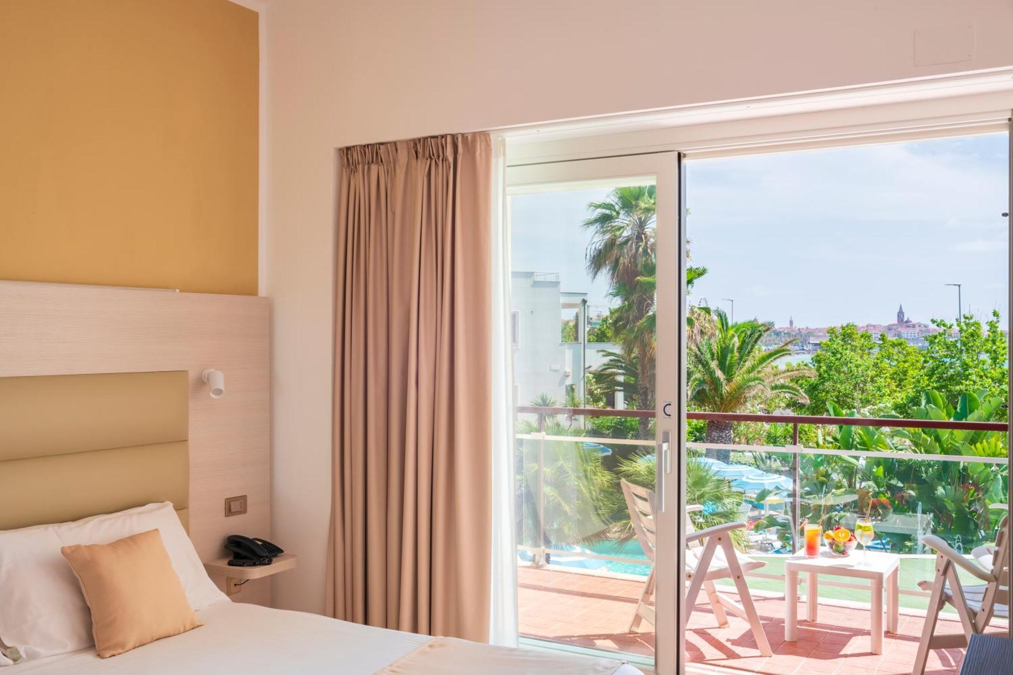 Double Room with Sea or Pool View